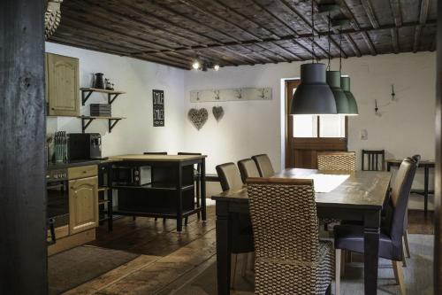 a kitchen with a table and a dining room at Ferienwohnung Moarhofer in Muhr
