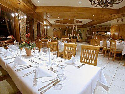 comedor con mesa y mantel blanco en Hotel Schlossgarten, en Gladenbach