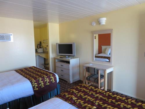 Телевизор и/или развлекательный центр в Royal Crest Motel