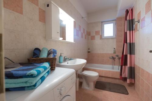 A bathroom at Διαμέρισμα 65 τμ στην καρδιά της πόλης