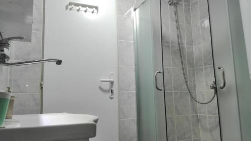 ein Badezimmer mit Dusche und Waschbecken in der Unterkunft Apartment Dixy in Belgrad