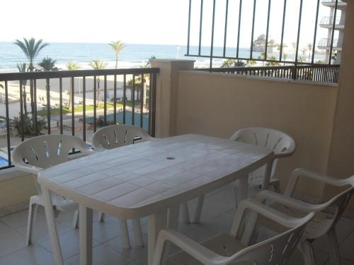 Apartamento 1ª linea de playa con piscina en edificio Albatros II