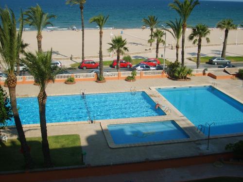 Apartamento 1ª linea de playa con piscina en edificio Albatros II