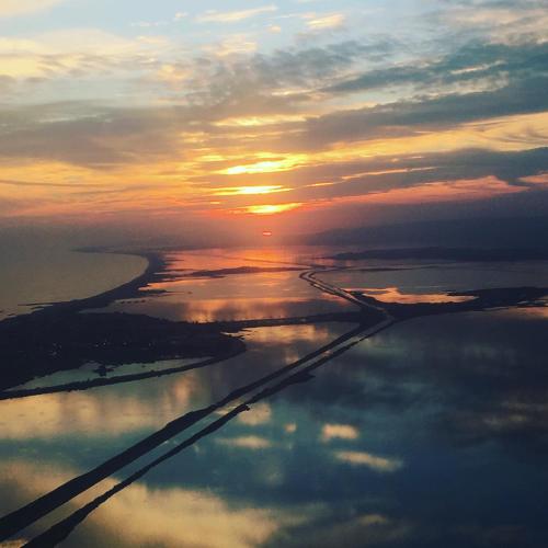 eine Luftansicht des Ozeans bei Sonnenuntergang in der Unterkunft Studio à 20m de la plage in Palavas-les-Flots