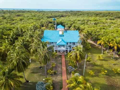 an aerial view of a house with a blue roof at Quinta del Mar Tintipán in Isla Mucura