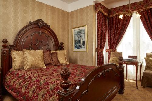 a bedroom with a large bed in a room at Queen Anne in San Francisco