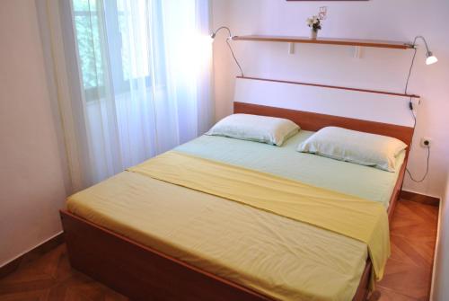 a bedroom with a bed with a headboard and aermottermott at Old Town Uspon in Pula