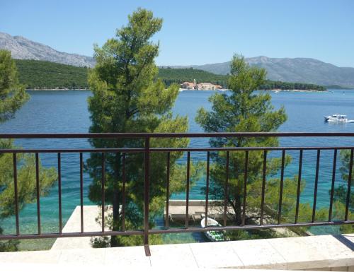 una vista de un lago desde un balcón en Attic Katić, en Korčula