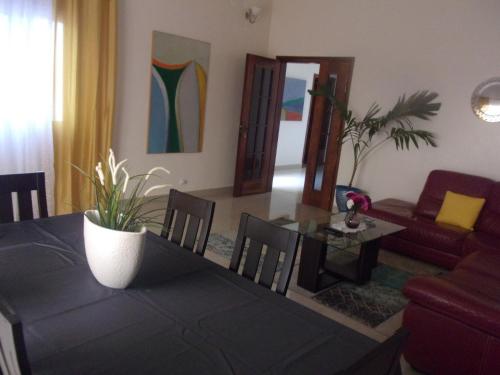 Ruang duduk di Appartement meuble à Mbao