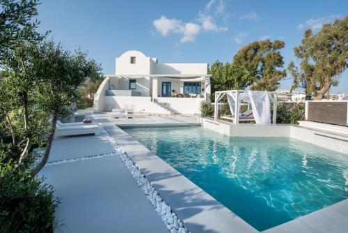 obraz domu z basenem w obiekcie Ambeli Luxury Villa w mieście Megalochori