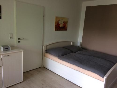 ヴィンターベルクにあるFeWo direkt am Liftの小さなベッドルーム(ベッド1台、キャビネット付)