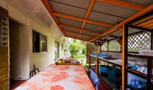 Un pat sau paturi într-o cameră la Pension TE MITI - PLAGE-BEACH 200m - Mahana Parc & Vaiava Beach pk18 - B&B CHAMBRES ou DORTOIR