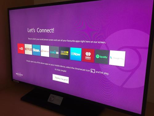 Mercure Hotel Milduraにあるテレビまたはエンターテインメントセンター
