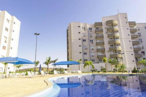 un hotel con piscina frente a un edificio en Lagoa Quente Flat Service, en Caldas Novas