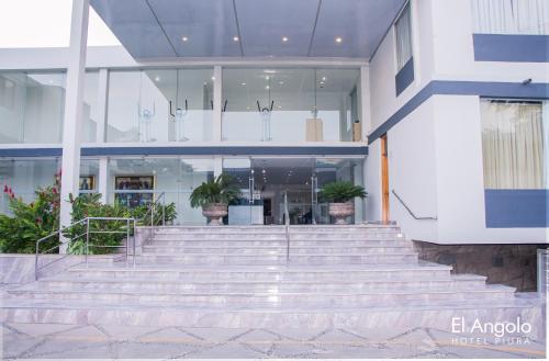 Fachada o entrada de El Angolo Piura