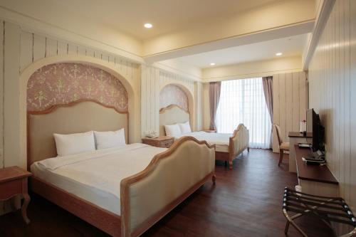 เตียงในห้องที่ My Chateau