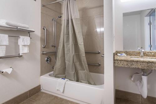 uma casa de banho com um chuveiro, um lavatório e uma banheira em Motel 6-Decatur, GA em Decatur