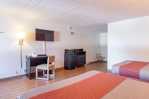 Un pat sau paturi într-o cameră la Motel 6-Decatur, GA