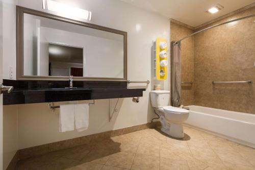 y baño con lavabo, aseo y espejo. en Motel 6-Claremont, CA, en Claremont