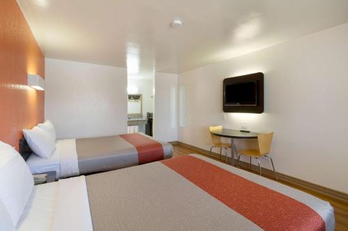 En eller flere senger på et rom på Motel 6-Claremont, CA