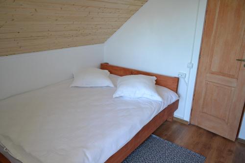 ein Bett mit zwei Kissen auf einem Zimmer in der Unterkunft Casa Chitu in Murighiol