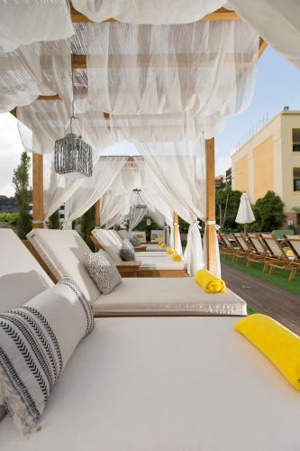 a bed with white sheets and a canopy at Samaina Inn in Karlovasi