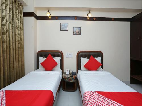 Cama o camas de una habitación en Hotel Amrit Regency