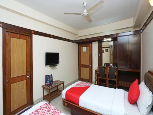 Una televisión o centro de entretenimiento en Hotel Amrit Regency