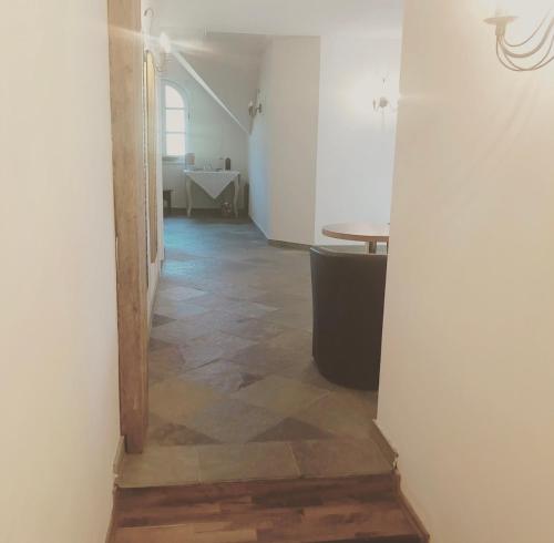 an empty hallway with a table in a room at Gästehaus Annemaria in Retz