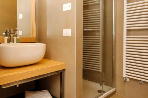 een badkamer met een wastafel en een douche bij Locanda alla Beccherie in Trieste