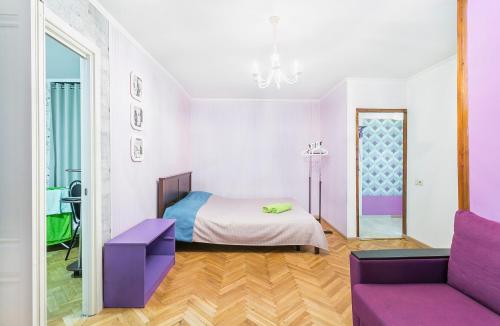 モスクワにあるАпартаменты на Малой Пироговской 6/4のベッドルーム(ベッド1台、ソファ付)