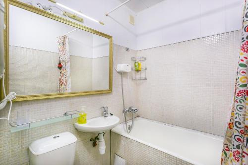 モスクワにあるАпартаменты на Малой Пироговской 6/4のバスルーム(洗面台、トイレ、鏡付)