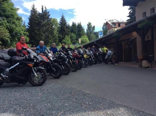 eine Gruppe von Motorrädern, die neben einem Gebäude geparkt werden in der Unterkunft Pension Aura Špičák, některé pokoje se saunou in Železná Ruda