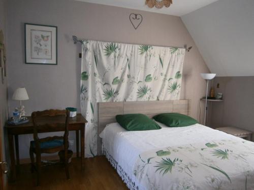 Tempat tidur dalam kamar di Maison d'hôtes "Bienlivien"