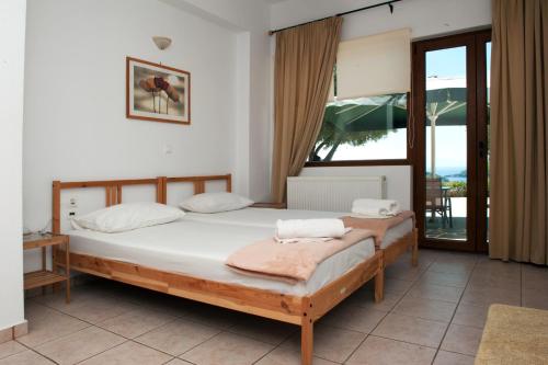 Tempat tidur dalam kamar di Apartments Villa L&M Skiathos