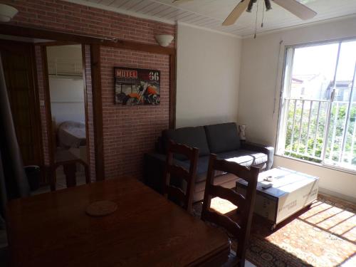 un salon avec un canapé et une table dans l'établissement Residence Mediterrama II, à Saint Pierre La Mer