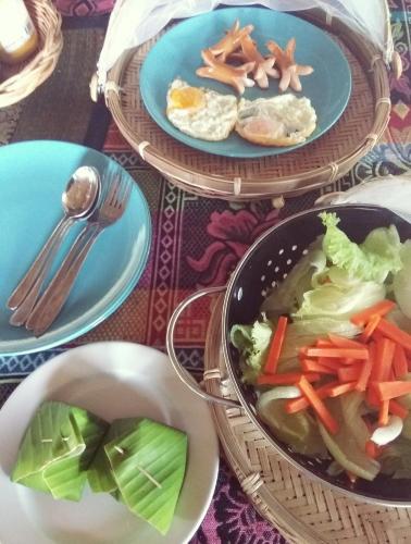 een tafel met kommen soep en borden met eten bij Kalm Pai in Pai