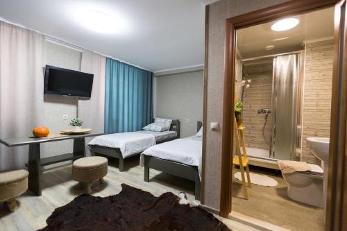 una camera d'albergo con un letto e un bagno di Hotel Shumak a Ulan-Ude