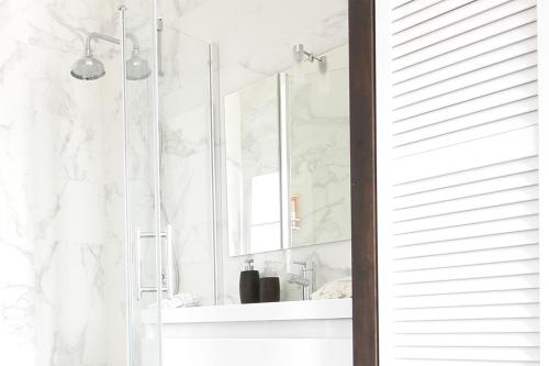 a bathroom with a shower and a mirror at Appartement centre de Bordeaux Clim et tram in Bordeaux
