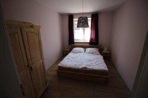 Giường trong phòng chung tại Ferienwohnung am Parsteinsee
