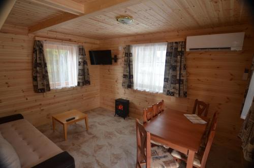 uma sala de jantar com uma mesa e um fogão em Glückliche Elfen em Sankt Kathrein am Hauenstein