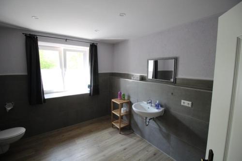 Phòng tắm tại Ferienwohnung am Parsteinsee