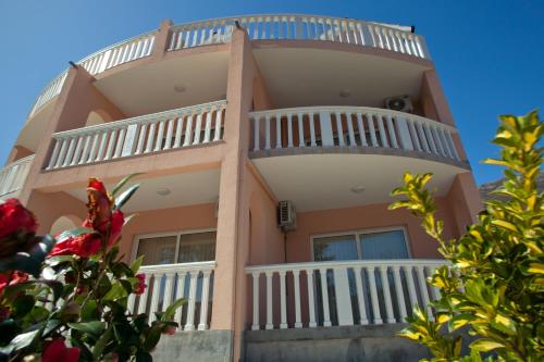 un alto edificio con balcone e scale di Apartments Bella Vista a Kamenari