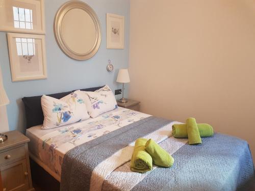 マラガにあるApartamento "Casa del Árbol"のベッドルーム1室(ベッド1台、タオル2枚付)