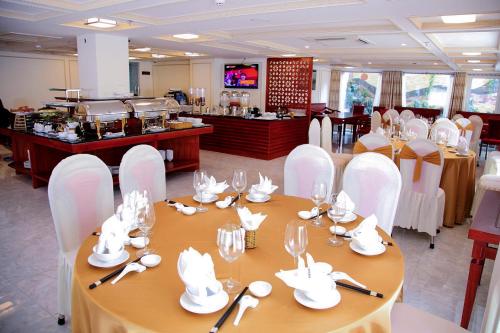 Reštaurácia alebo iné gastronomické zariadenie v ubytovaní Minh Tam Phu Nhuan Hotel & Spa