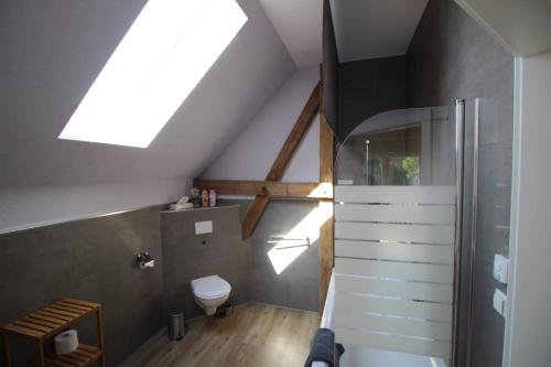 Phòng tắm tại Ferienwohnung am Parsteinsee