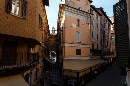 an overhead view of an alley between two buildings at Albergo Orologio in Brescia