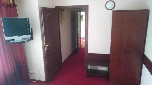 a room with a hallway with a tv and a door at Hotel Relaks in Wola Ducka