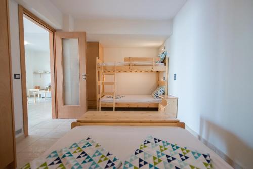 Ένα ή περισσότερα κρεβάτια σε δωμάτιο στο Konaki Apartments Kerames