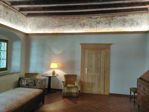 - une chambre avec un lit, une table et une chaise dans l'établissement La Corte del Conte, à Rovereto